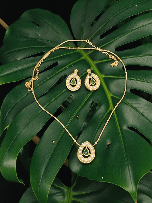 Majestic Emerald Royale Drop Simple and Beautiful Traditional Necklace Set