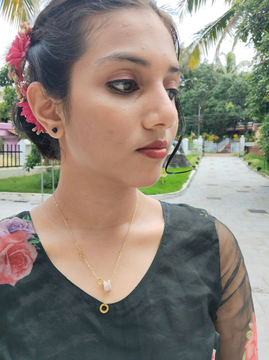 Timeless Loop Premium Quality 18k Gold Plated Simple and Elegant Western Chain with Pendant