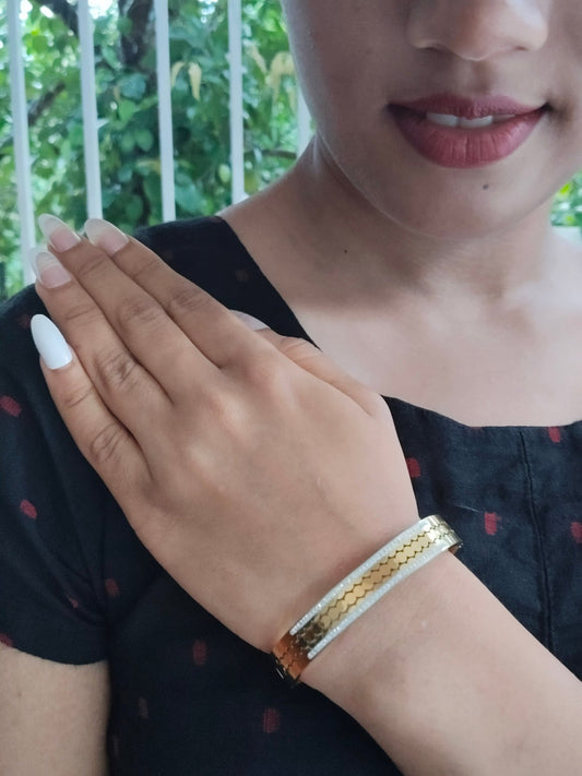 HoneyGlint Premium Quality Budget Friendly Anti-Tarnished Openable Free Size Kada Bangle